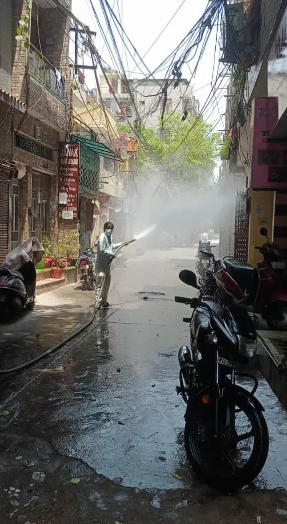 सनलाइट कॉलोनी I और सिद्धार्थ एक्सटेंशन पॉकेट C में सेनिटेशन अभियान — तस्वीर 1 में से 25