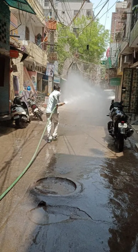 सनलाइट कॉलोनी I और सिद्धार्थ एक्सटेंशन पॉकेट C में सेनिटेशन अभियान — तस्वीर 2 में से 25