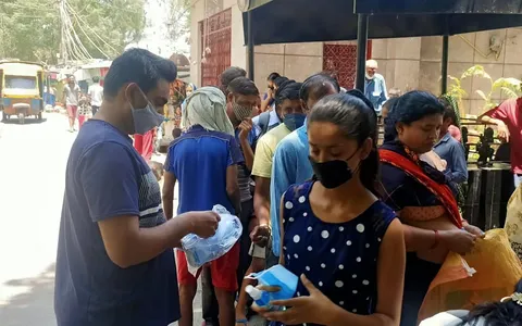आई जी कैंप 3 में सैनिटाइजर और मास्क वितरण