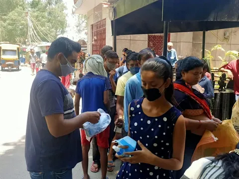 आई जी कैंप 3 में सैनिटाइजर और मास्क वितरण