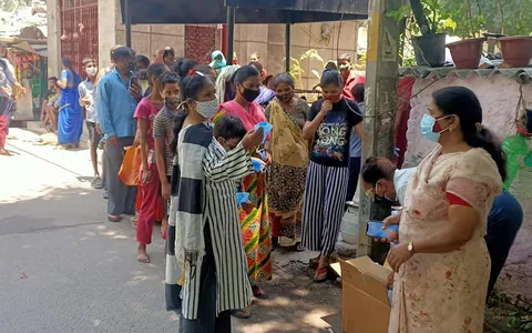 आई जी कैंप 3 में सैनिटाइजर और मास्क वितरण