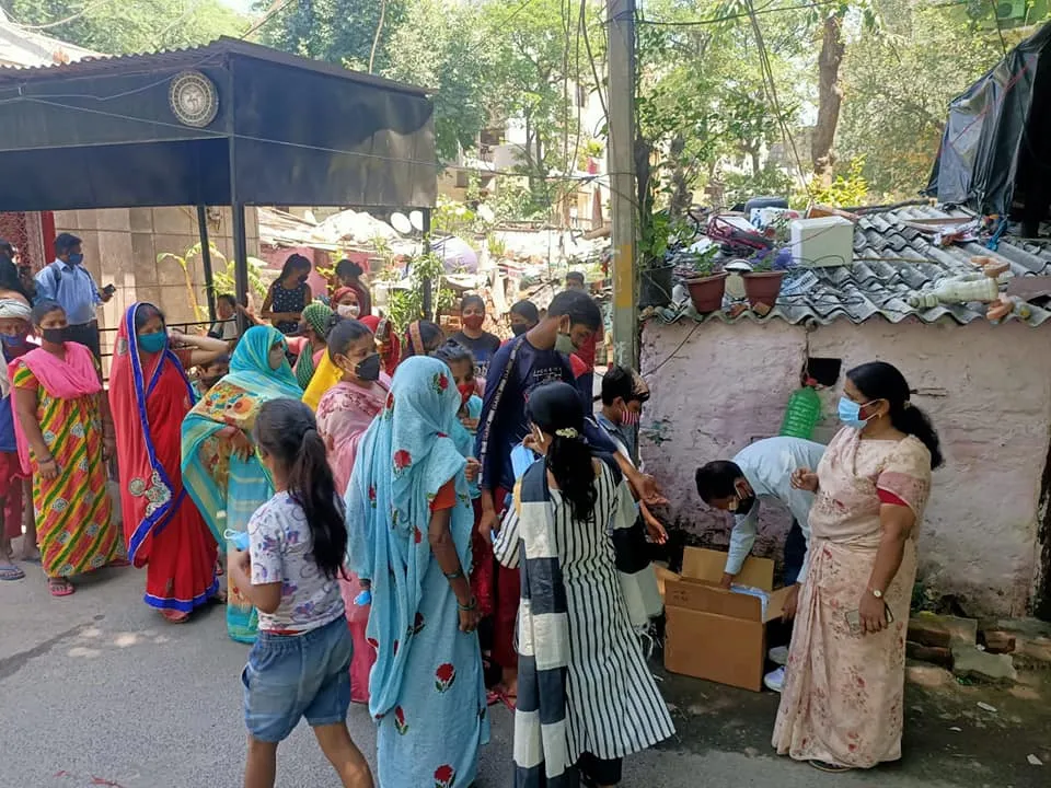 आई जी कैंप 3 में सैनिटाइजर और मास्क वितरण — तस्वीर 4 में से 19