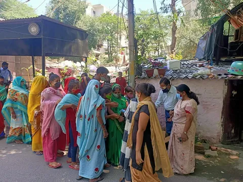 आई जी कैंप 3 में सैनिटाइजर और मास्क वितरण — 5