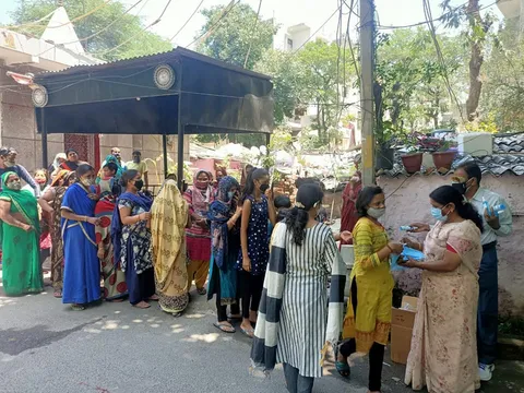आई जी कैंप 3 में सैनिटाइजर और मास्क वितरण — 10