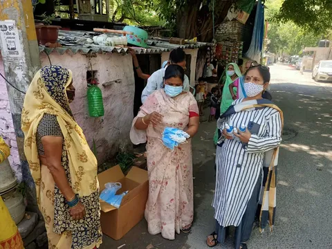 आई जी कैंप 3 में सैनिटाइजर और मास्क वितरण — 11