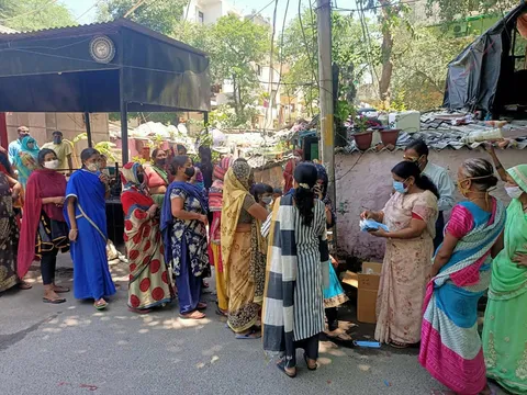 आई जी कैंप 3 में सैनिटाइजर और मास्क वितरण — 13