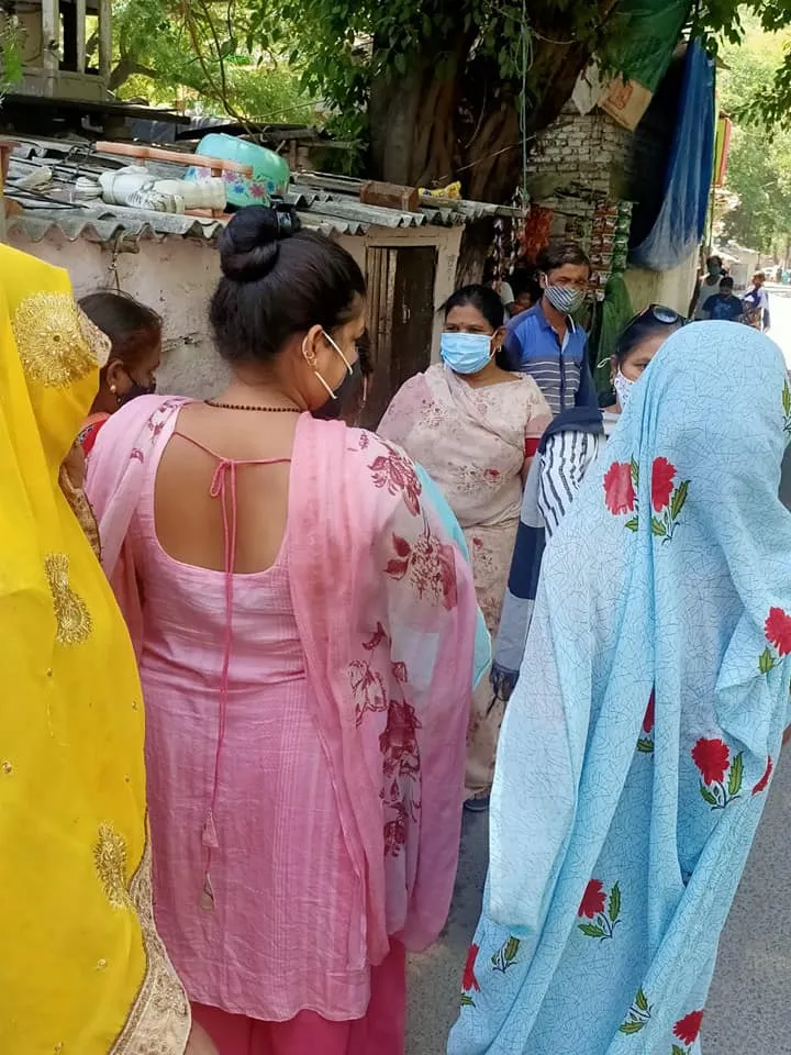 आई जी कैंप 3 में सैनिटाइजर और मास्क वितरण — तस्वीर 16 में से 19