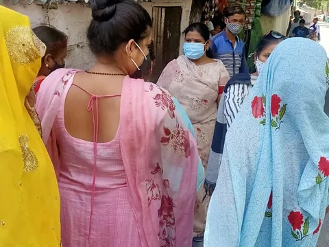आई जी कैंप 3 में सैनिटाइजर और मास्क वितरण — 16