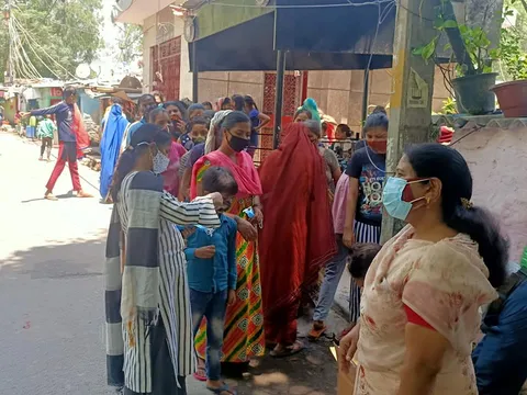 आई जी कैंप 3 में सैनिटाइजर और मास्क वितरण — 17