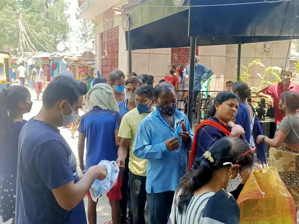 आई जी कैंप 3 में सैनिटाइजर और मास्क वितरण — तस्वीर 18 में से 19