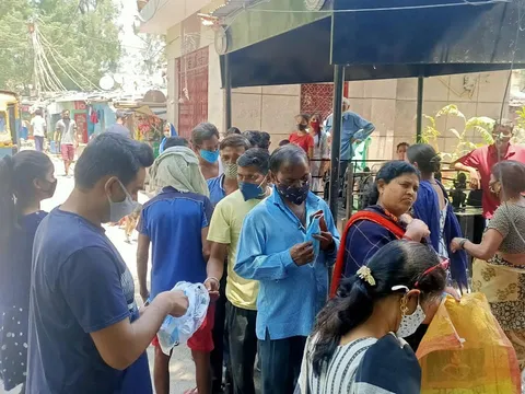 आई जी कैंप 3 में सैनिटाइजर और मास्क वितरण — 18