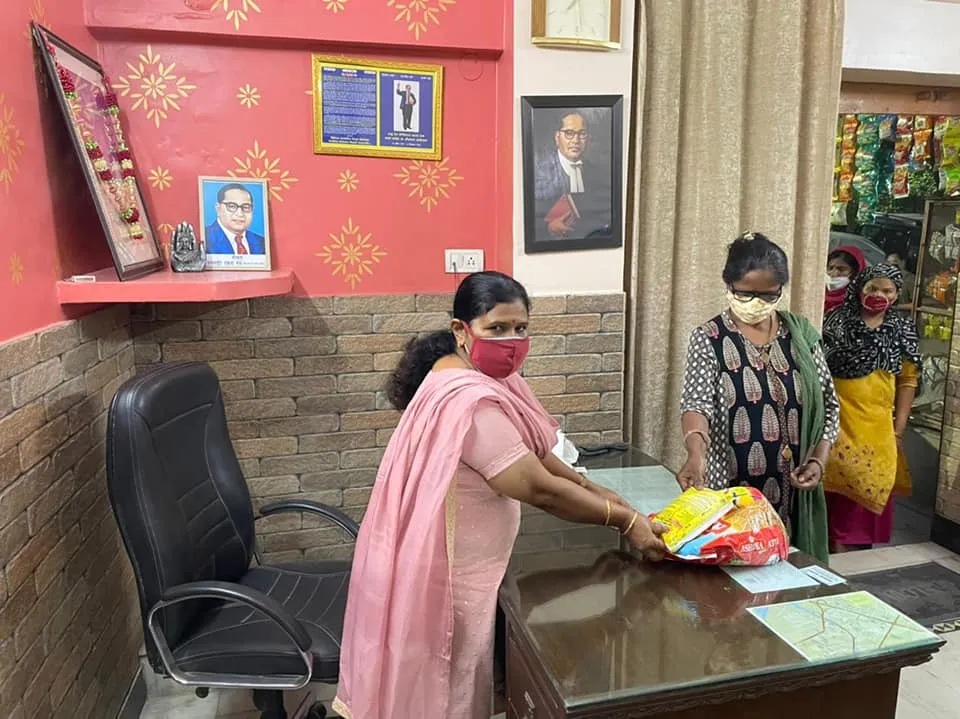 आई जी कैंप 2 के लोगों को राशन वितरण — तस्वीर 1 में से 7
