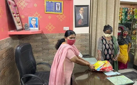 आई जी कैंप 2 के लोगों को राशन वितरण