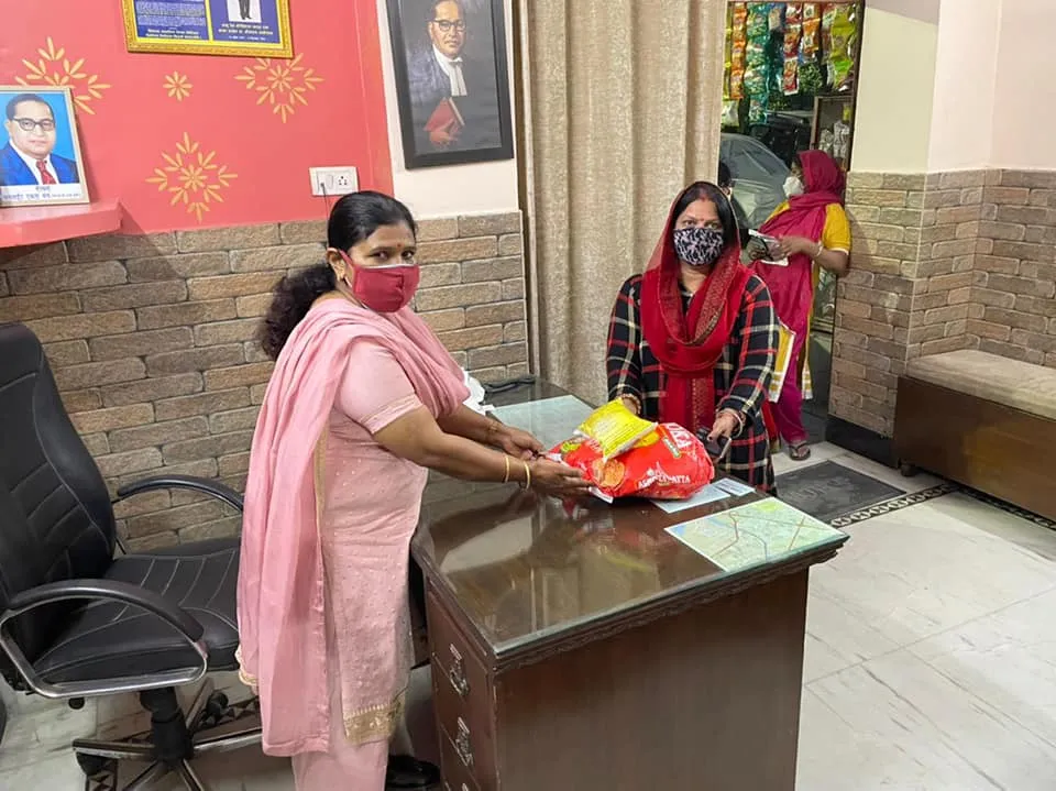 आई जी कैंप 2 के लोगों को राशन वितरण — तस्वीर 2 में से 7