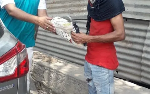 ग्यासपुर गांव में ज़रूरतमंद लोगों को राशन वितरण