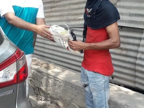 ग्यासपुर गांव में ज़रूरतमंद लोगों को राशन वितरण