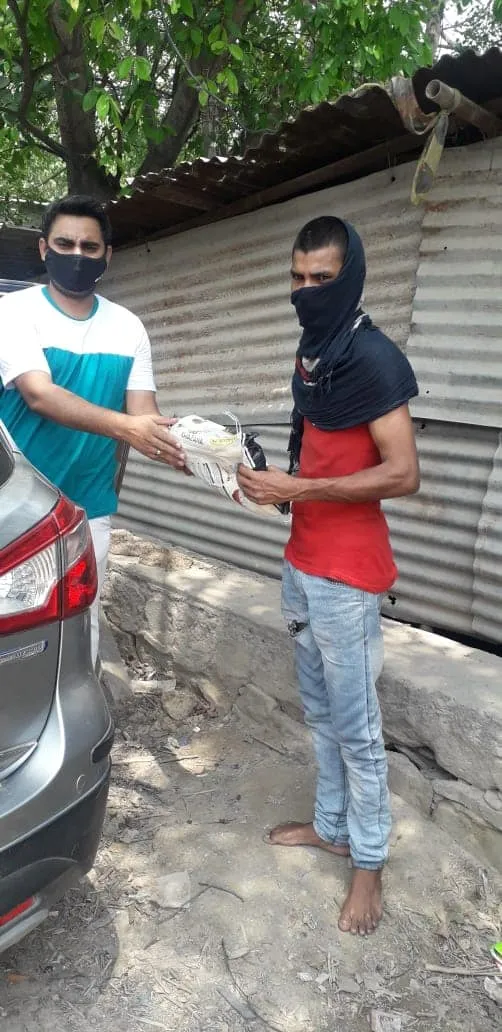ग्यासपुर गांव में ज़रूरतमंद लोगों को राशन वितरण — तस्वीर 1 में से 10