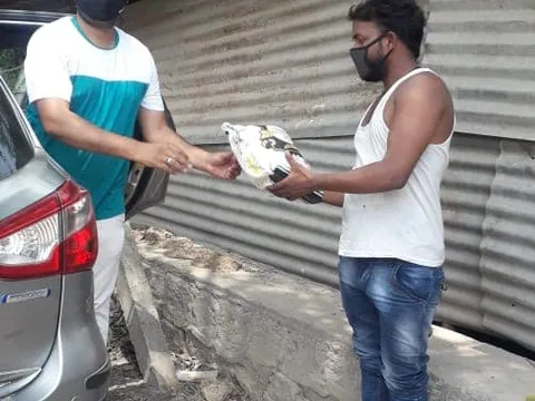 ग्यासपुर गांव में ज़रूरतमंद लोगों को राशन वितरण — 2