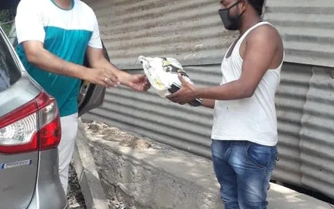 ग्यासपुर गांव में ज़रूरतमंद लोगों को राशन वितरण