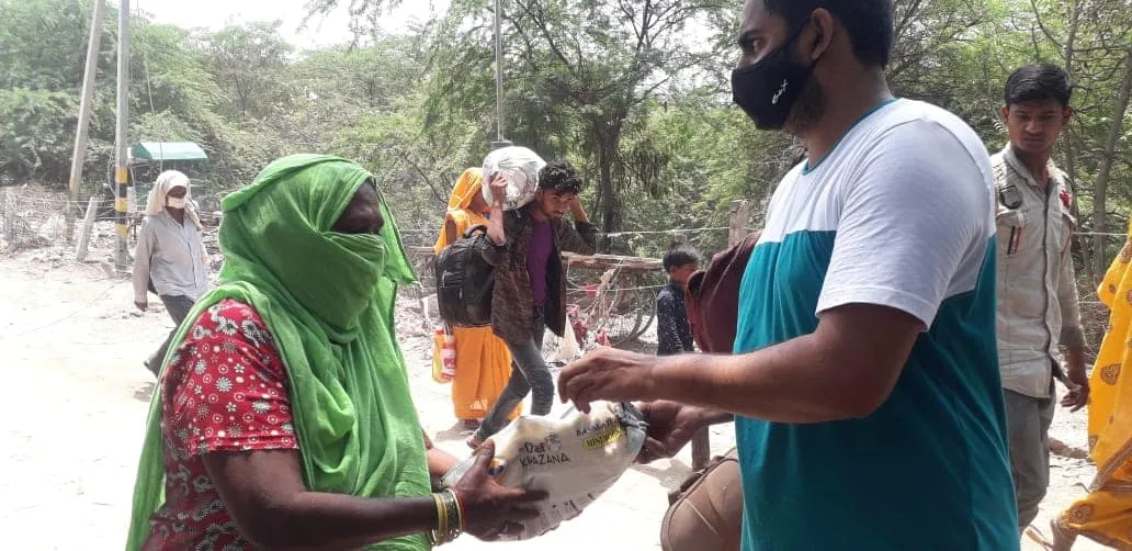 ग्यासपुर गांव में ज़रूरतमंद लोगों को राशन वितरण — तस्वीर 3 में से 10