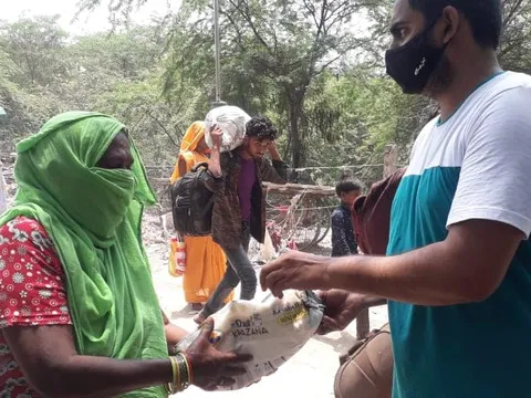 ग्यासपुर गांव में ज़रूरतमंद लोगों को राशन वितरण — 3