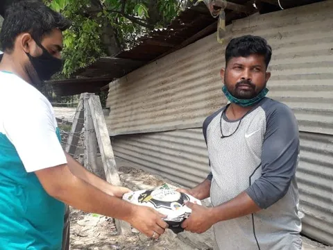 ग्यासपुर गांव में ज़रूरतमंद लोगों को राशन वितरण — 4
