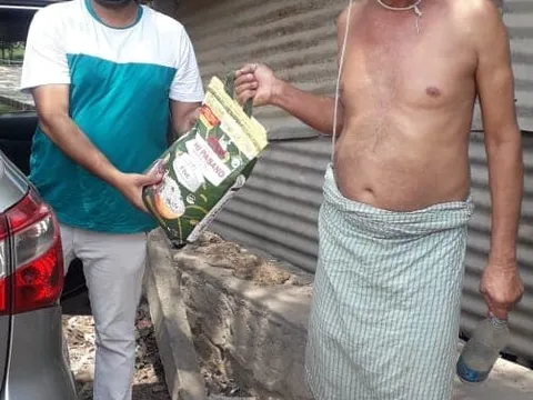 ग्यासपुर गांव में ज़रूरतमंद लोगों को राशन वितरण — 5