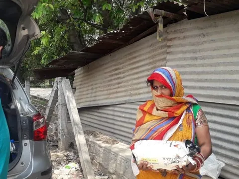 ग्यासपुर गांव में ज़रूरतमंद लोगों को राशन वितरण — 6