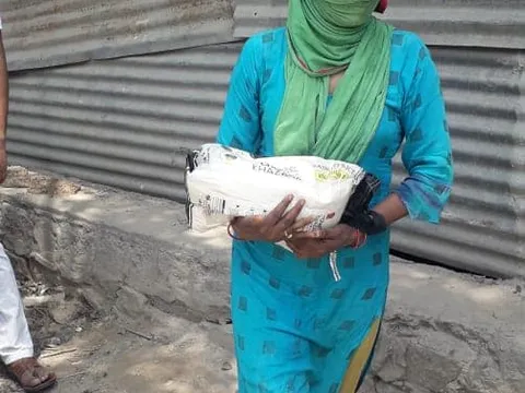 ग्यासपुर गांव में ज़रूरतमंद लोगों को राशन वितरण — 8