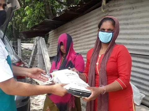 ग्यासपुर गांव में ज़रूरतमंद लोगों को राशन वितरण — 9