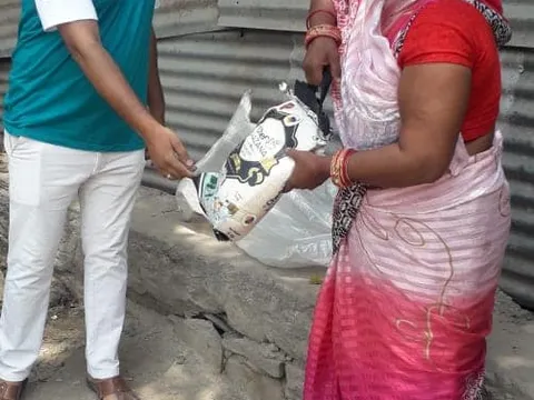 ग्यासपुर गांव में ज़रूरतमंद लोगों को राशन वितरण — 10