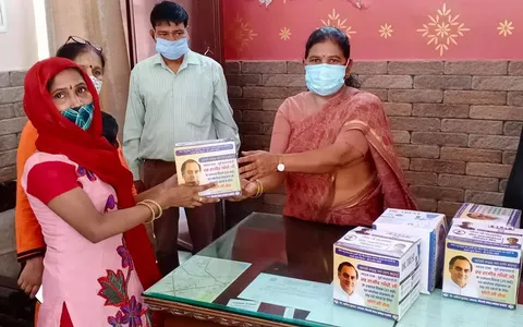 ज़रूरतमंद लोगों को कोविड आइसोलेशन किट का वितरण