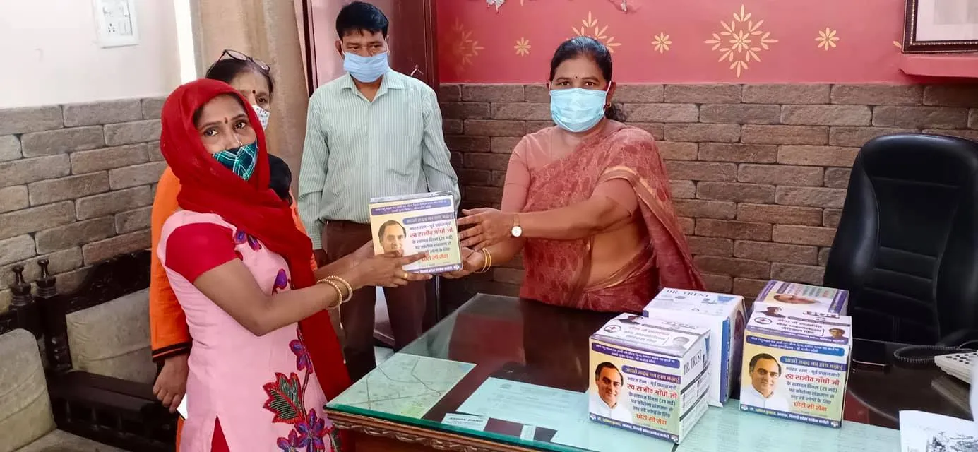 ज़रूरतमंद लोगों को कोविड आइसोलेशन किट का वितरण — तस्वीर 1 में से 16