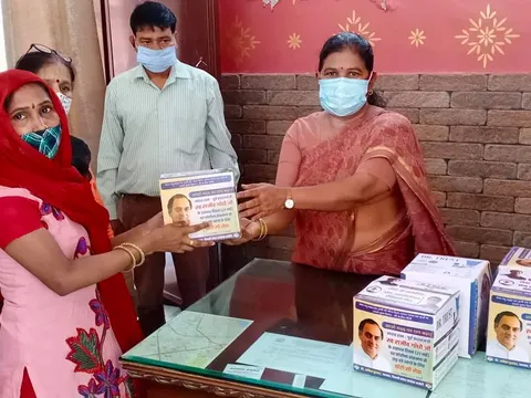 ज़रूरतमंद लोगों को कोविड आइसोलेशन किट का वितरण