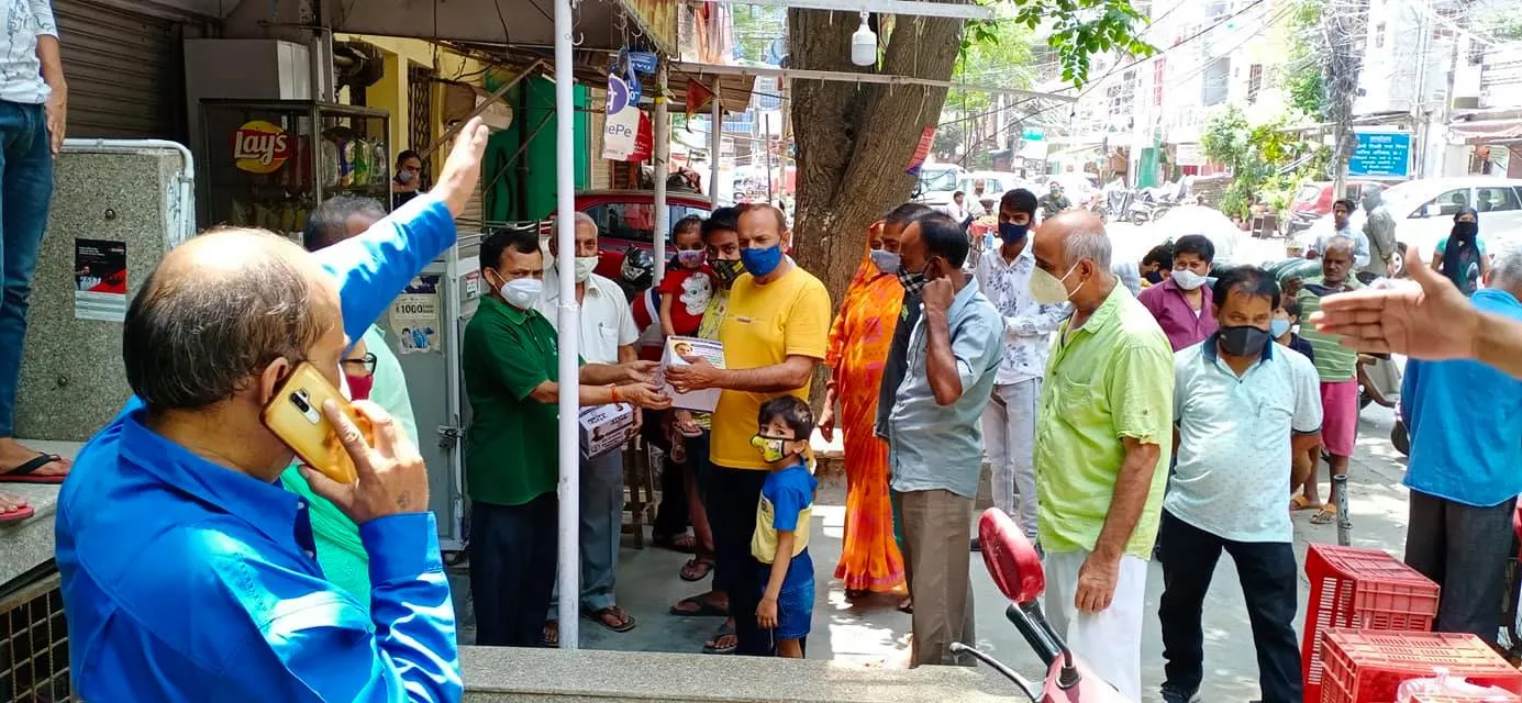 ज़रूरतमंद लोगों को कोविड आइसोलेशन किट का वितरण — तस्वीर 9 में से 16