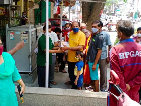 ज़रूरतमंद लोगों को कोविड आइसोलेशन किट का वितरण — 10