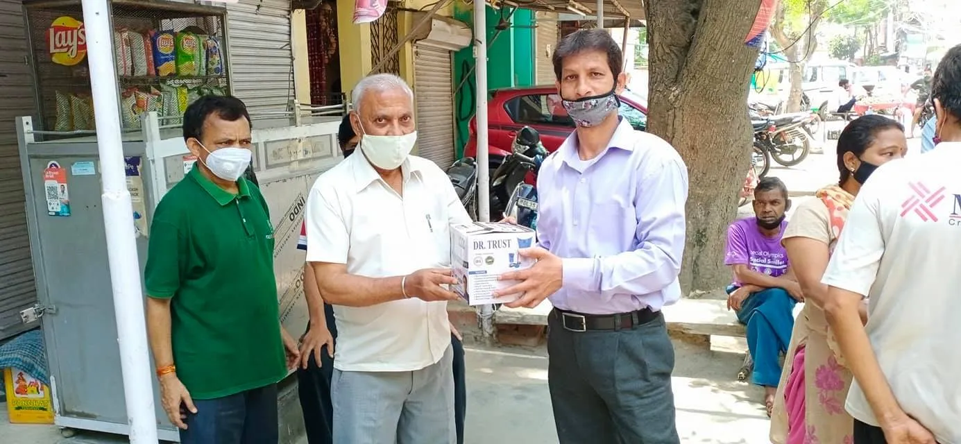 ज़रूरतमंद लोगों को कोविड आइसोलेशन किट का वितरण — तस्वीर 11 में से 16