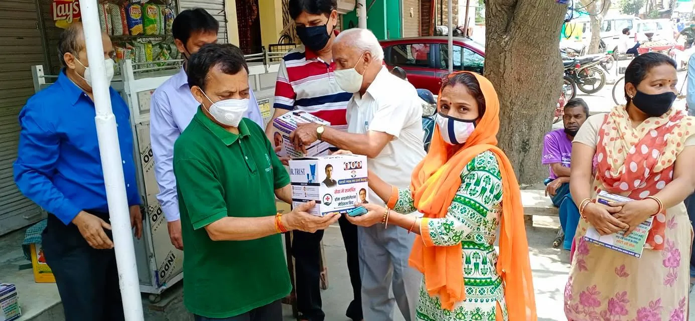 ज़रूरतमंद लोगों को कोविड आइसोलेशन किट का वितरण — तस्वीर 12 में से 16