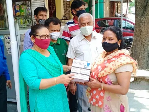 ज़रूरतमंद लोगों को कोविड आइसोलेशन किट का वितरण — 13