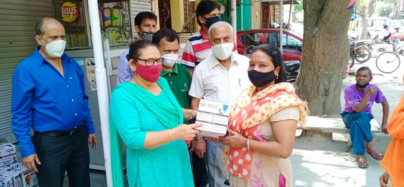 ज़रूरतमंद लोगों को कोविड आइसोलेशन किट का वितरण — तस्वीर 13 में से 16