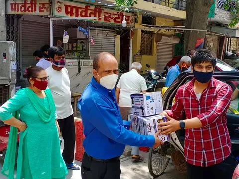 ज़रूरतमंद लोगों को कोविड आइसोलेशन किट का वितरण — 14