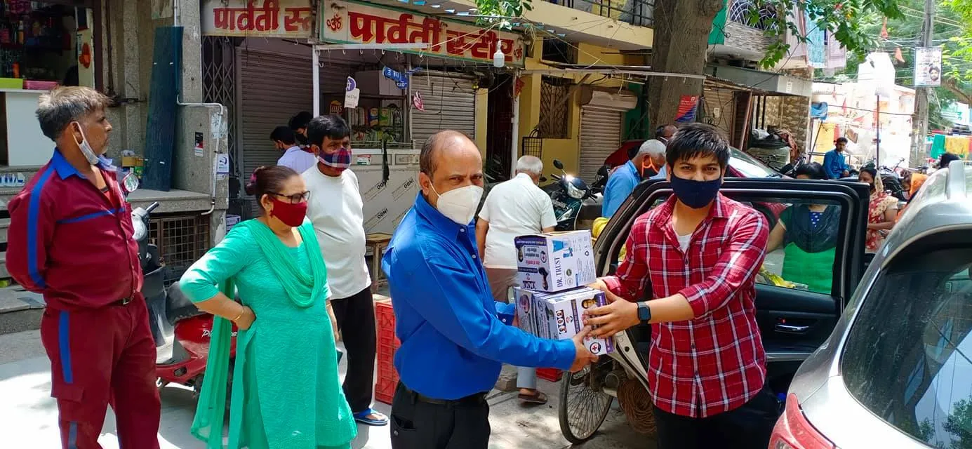 ज़रूरतमंद लोगों को कोविड आइसोलेशन किट का वितरण — तस्वीर 14 में से 16