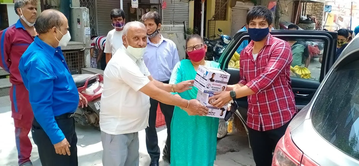 ज़रूरतमंद लोगों को कोविड आइसोलेशन किट का वितरण — तस्वीर 15 में से 16