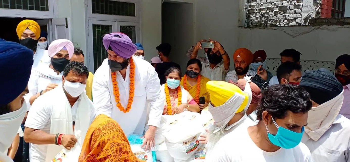 कोरोना महामारी में ज़रूरतमंद लोगों को राशन वितरण — तस्वीर 1 में से 13