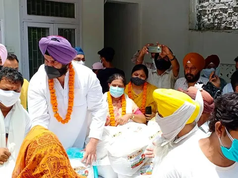 कोरोना महामारी में ज़रूरतमंद लोगों को राशन वितरण