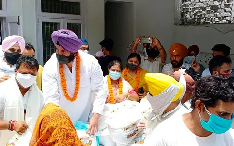 कोरोना महामारी में ज़रूरतमंद लोगों को राशन वितरण