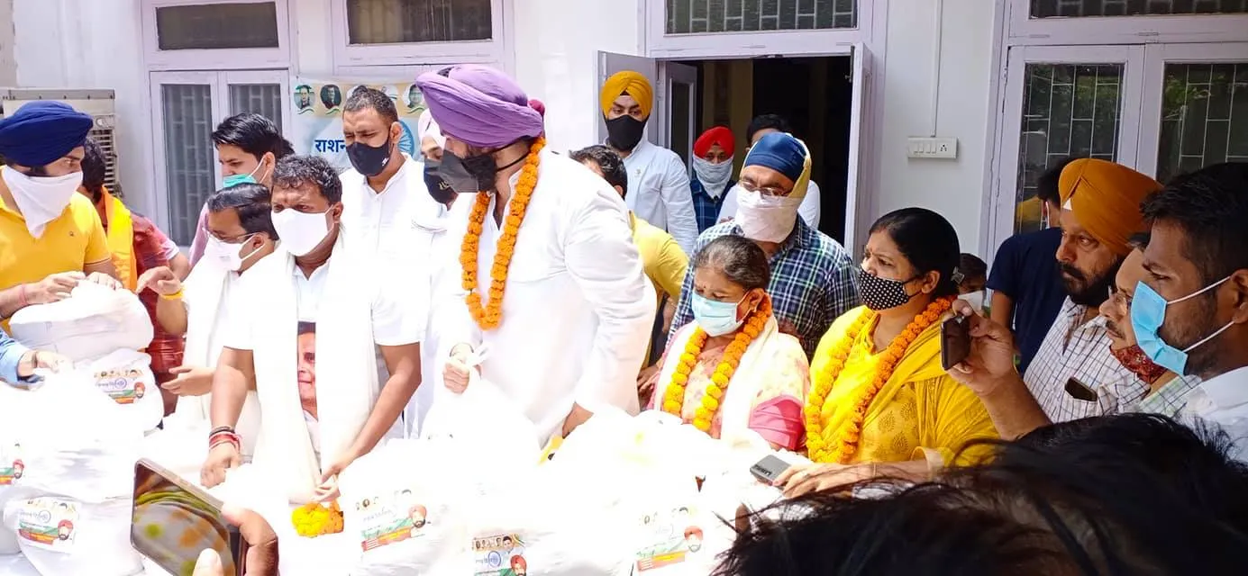 कोरोना महामारी में ज़रूरतमंद लोगों को राशन वितरण — तस्वीर 2 में से 13