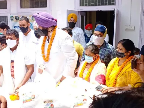 कोरोना महामारी में ज़रूरतमंद लोगों को राशन वितरण — 2