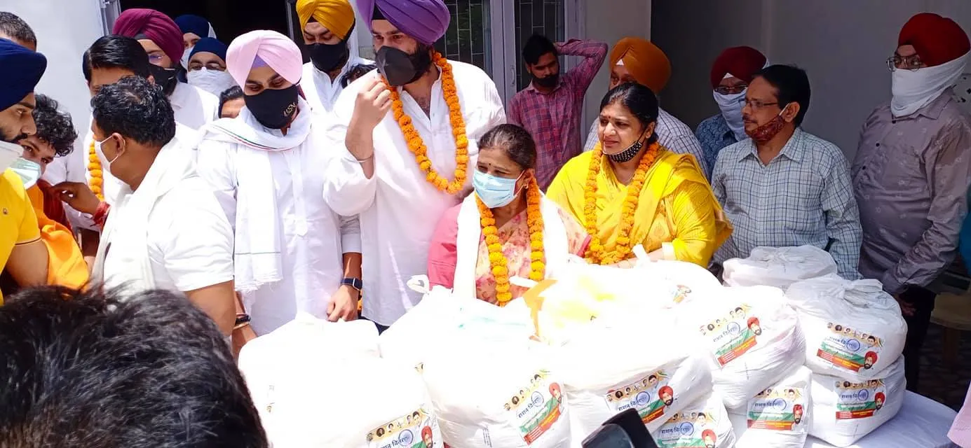 कोरोना महामारी में ज़रूरतमंद लोगों को राशन वितरण — तस्वीर 3 में से 13