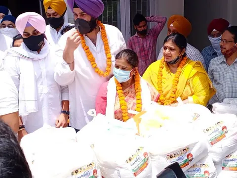 कोरोना महामारी में ज़रूरतमंद लोगों को राशन वितरण — 3